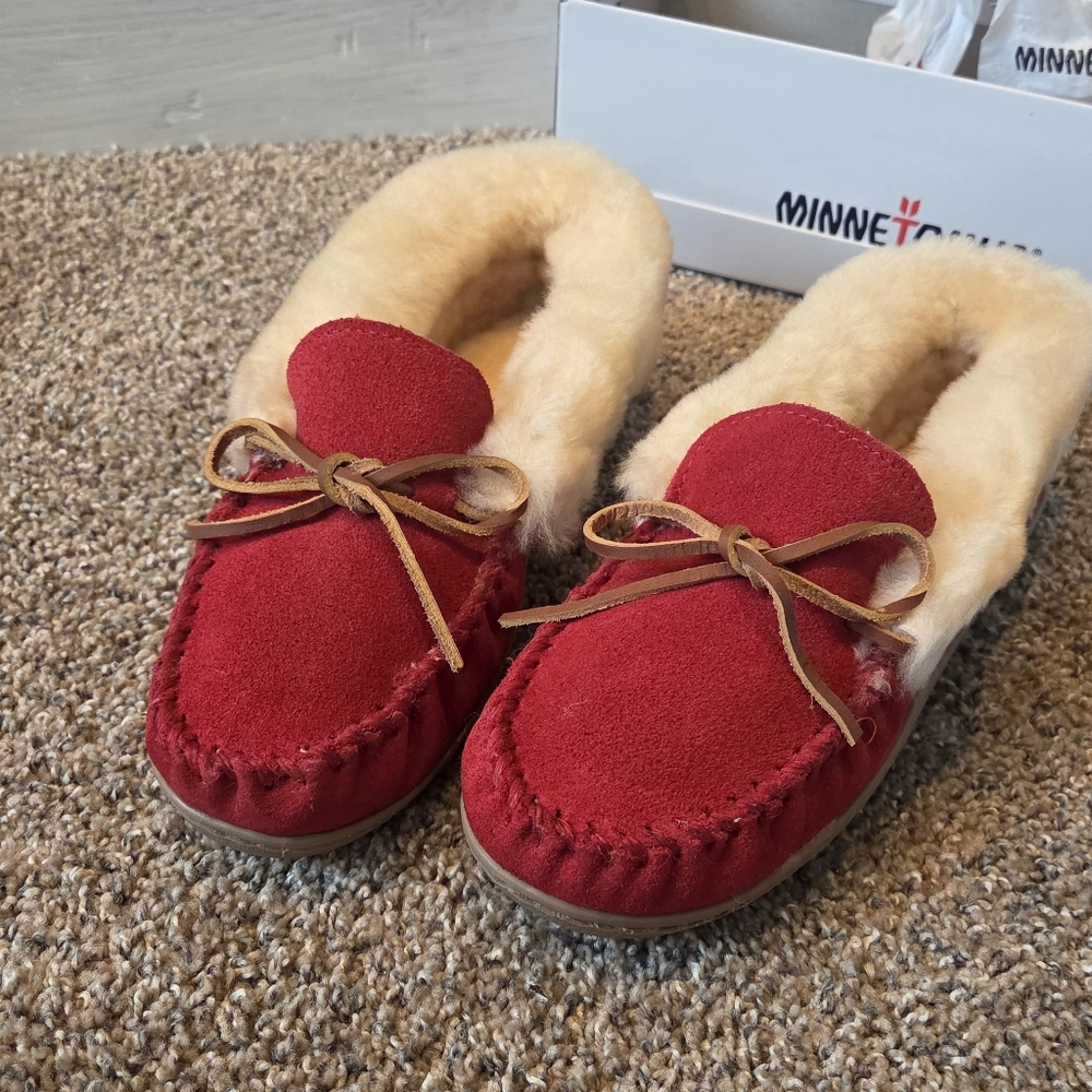 🏷Alpine Genuine Shearling Slipper Minnetonka In Red Suede NWT
